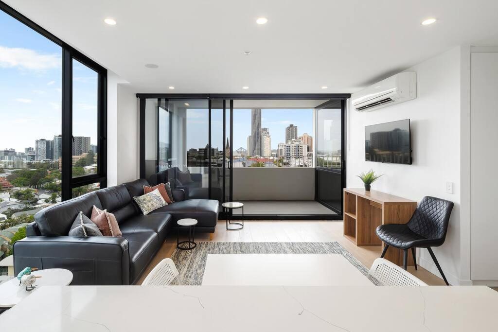 Apartment Springhill Close To Cbd 2b1b And Parking *